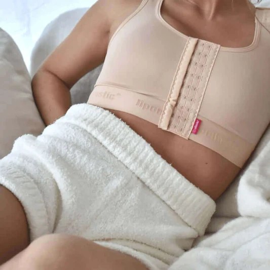 Người mẫu mặc áo ngực nén y tế LIPOELASTIC màu beige sau phẫu thuật