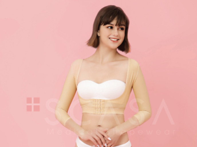 Người mẫu mặc áo gen tay SCASA màu beige trên nền hồng